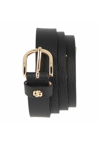 Cinturón de cuero negro con superficie texturizada, hebilla de metal dorado y un pequeño emblema de la marca en el mantenedor.