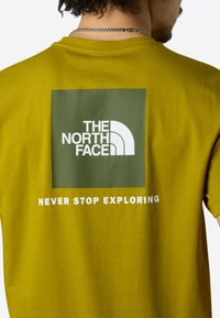 The North Face M SS BOX NSE TEE - Camiseta estampada - deep dijon woodland gre