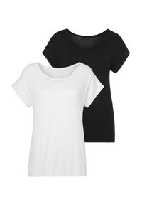 Twee T-shirts met korte mouwen, een zwarte en een witte. Beide hebben een ronde halslijn, zachte stof en omgeslagen mouwen. Eenvoudig, klassiek ontwerp.