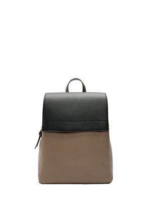 Kompaktowy, dwukolorowy plecak z czarną górną klapą i taupe'owym korpusem, wyposażony w niewielką rączkę i boczny suwak.