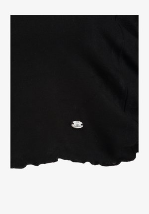 Czarna bluzka z miękkiego materiału, z zaokrąglonym dołem i srebrną metką z napisem "Key Largo" przypiętą z boku.