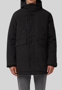 Schwarze Daunenjacke mit Kapuze, ausgestattet mit einer Reißverschluss-Brusttasche, Klappentaschen und Knopfverschluss. Hergestellt aus glattem, strapazierfähigem Material.