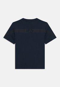 Mørkeblå t-skjorte med kort erm og svart horisontal stripe med "EA7" logo over øvre rygg og ermer.