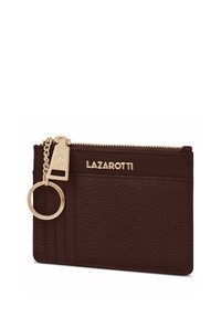 Portafoglio in pelle marrone con texture, dotato di una cerniera dorata, un attacco per keychain e diversi scomparti per carte con marchio impresso.