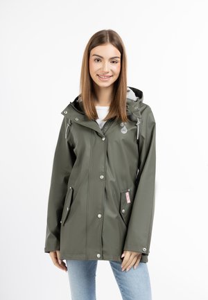Olivgrüne, wasserdichte Jacke mit Kapuze, Druckknopfverschluss, seitlichen Taschen und Schnürsenkel-Akzenten. Glatte Textur und modernes Design.