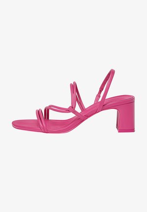 Sandalia abierta de mujer en color rosa con tiras finas y tacón bajo de bloque, mostrada sobre un fondo blanco.
