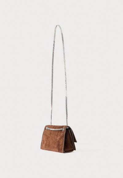 Borsa a spalla in suede marrone con tracolla in catena argentata, caratterizzata da un design strutturato e una texture liscia. Accentuata da dettagli metallici.