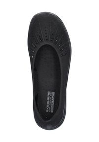 Černá slip-on obuv Skechers s texturovaným síťovinovým svrškem, zaoblenou špičkou, vzduchem chlazenou stélkou a ventilačními otvory v oblasti špičky.