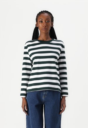 Langermet stripete t-skjorte i mørk grønn og hvit, med rund hals og avslappet passform, kombinert med løse blå jeans.