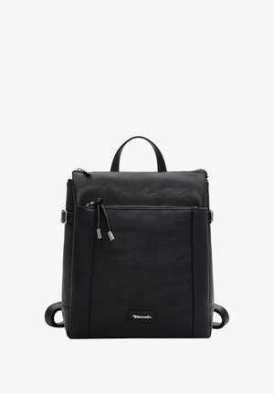 Sac à dos en cuir noir avec une surface texturée, des poches zippées, une poignée supérieure et des bretelles réglables. Équipé de quincaillerie en ton argent.