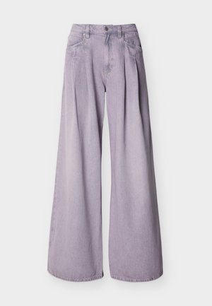 Pantalon en denim violet clair, jambes larges, taille haute, devant plissé, avec cinq poches. Le tissu présente une finition légèrement texturée.