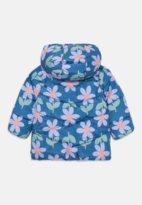 Blommig pufferjacka i blått, med stora pastellblommor och gröna blad. Den har en huva och en kviltad textur med en rymlig passform.