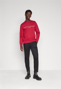Tommy Hilfiger LOGO - Ikdienas džemperis - royal berry