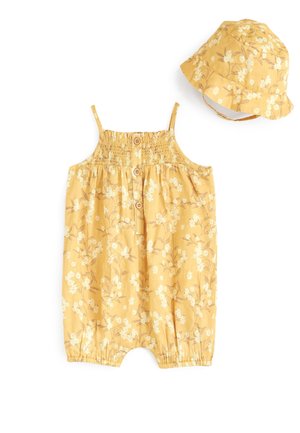 Barboteuse bébé jaune à fleurs sans manches avec boutons sur le devant et chapeau bob assorti avec bride sous le menton sur fond blanc.