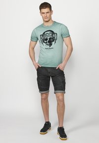 Koroshi SHORT SLEEVE - Apdrukāts T-krekls - verde green