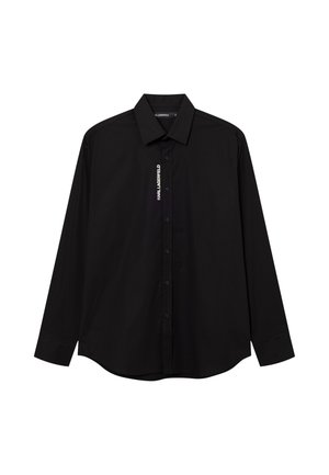 Sort langærmet skjorte med knapper og krave, med vertikal hvid "KARL LAGERFELD" tekst langs knaplisten.