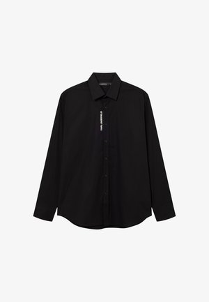 Zwart overhemd met lange mouwen en knopen, met een kraag en verticale witte "KARL LAGERFELD" tekst langs de knoopsluiting.