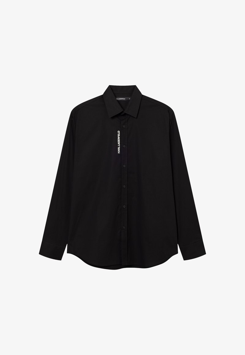 Camicia nera a maniche lunghe con bottoni e colletto, con testo verticale bianco "KARL LAGERFELD" lungo la patta dei bottoni.