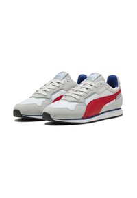 Sneakers med en grå ruskind og hvid mesh-overdel, rød sidestribe og blå accenter. Udstyret med et fladt snøresystem og gummisål.
