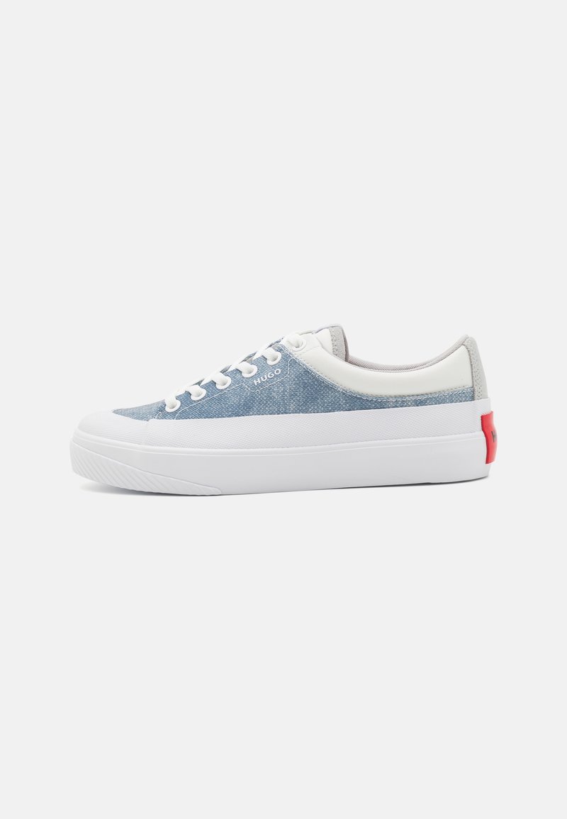 Baskets basses avec tige en tissu bleu clair, lacets blancs, semelle épaisse blanche et détail rouge au talon.