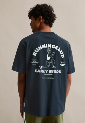 Marineblauw katoenen T-shirt met een grafische print op de achterkant met de tekst "RUNNING CLUB EARLY BIRDS" en een cartoonloper. Korte mouwen.