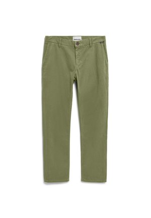 Olivgrüne Baumwollchinos mit geradem Bein, Knopfverschluss, Gürtelschlaufen und Seitentaschen. Weiche Textur mit minimalen Nähten.