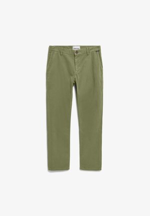 Pantalon chino en coton vert olive avec une coupe droite, fermeture à boutons, passants pour ceinture et poches latérales. Texture douce avec des détails de coutures minimales.