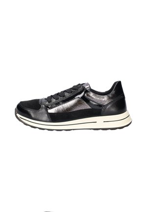 Basket noir avec un mélange de matériau mat et brillant. Comprend des lacets, un col rembourré, des accents texturés et une semelle intermédiaire blanche.