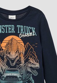 Marineblauwe lange mouwen shirt met een grafische print van twee dinosaurussen en een vrachtwagen, met oranje en blauwe accenten en een gestructureerde stof.