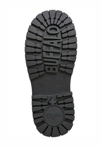 Czarna gumowa podeszwa buta z głębokim wzorem bieżnika, zawierająca słowo "BUFFALO" oraz okrągłe logo na dole. Rozmiar oznaczony jako 38.