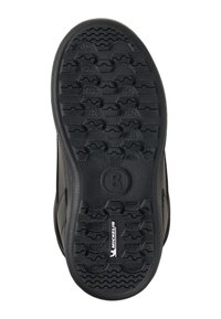 Czarna podeszwa buta z teksturowanym, wzorzystym bieżnikiem. Zawiera sześciokątne wypustki i logo. Wykonana z trwałej gumy zapewniającej przyczepność.