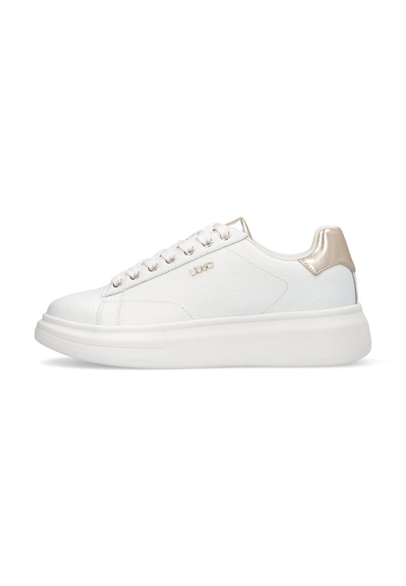 Zapatilla blanca con suela gruesa blanca, acento dorado en el talón y logo dorado "LIU JO" en el lateral, con cordones blancos y ojetes metálicos.