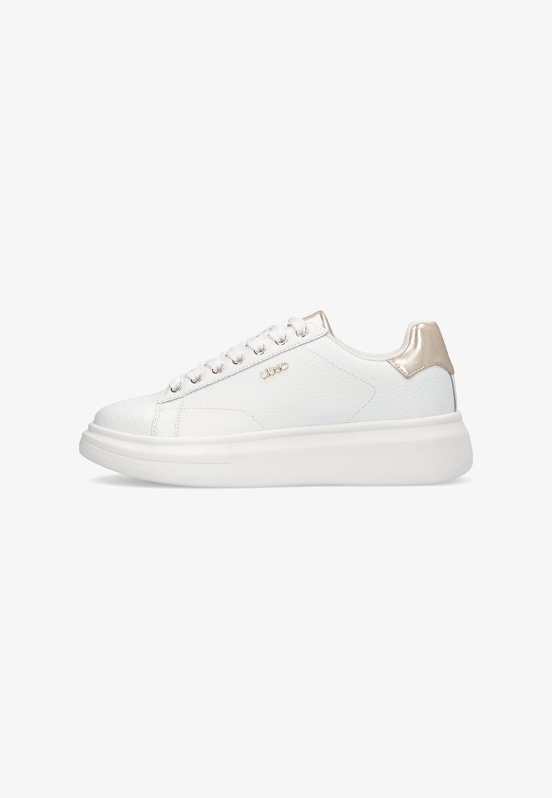 Weißer Sneaker mit dicker weißer Sohle, goldenem Fersenakzent und goldenem "LIU JO"-Logo an der Seite, ausgestattet mit weißen Schnürsenkeln und Metallösen.