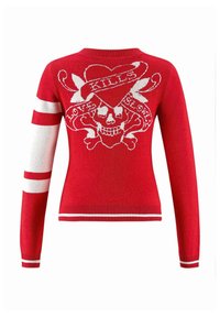 Roter Strickpullover mit langen Ärmeln, ein ärmel mit weißen Streifen, einem Totenkopfdesign und dem Text "LOVE KILLS SLOW".