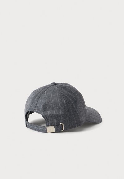 Casquette de baseball gris foncé à fines rayures avec sangle à boucle métallique réglable, vue de dos sur un fond clair uni.