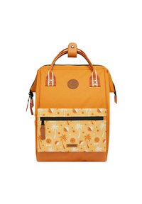 Oranje rugzak met een gestructureerde afwerking, voorzien van een patroon op de gele voorzak met palmbomen en zonnen, dubbele handvatten en een ritssluiting.