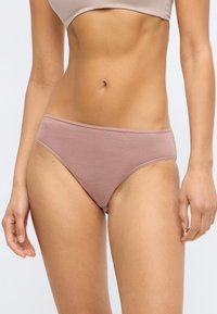 Pamukasti hipster donji veš u mekim mauve nijansama, s glatkom teksturom i minimalističkim dizajnom, koji se odlikuje niskim pojasom i besprijekornim rubovima.