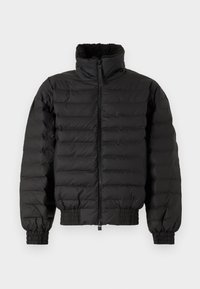Čierna prešívaná puffer bunda s vysokým golierom, predným zipsom, elastickými manžetami a elastickým pásom, vystavená na bielom pozadí.
