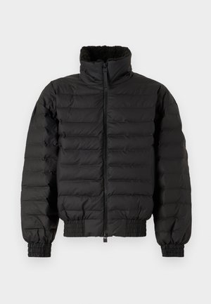 Svart vadderad pufferjacka med hög krage, framdragkedja, elastiska ärmslut och elastisk midja, visad mot en vit bakgrund.