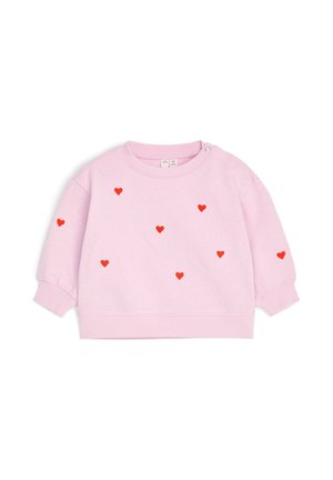 Sweat-shirt bébé à manches longues rose clair avec petits motifs de cœurs rouges dispersés sur le devant et les manches, avec boutons-pression sur une épaule.
