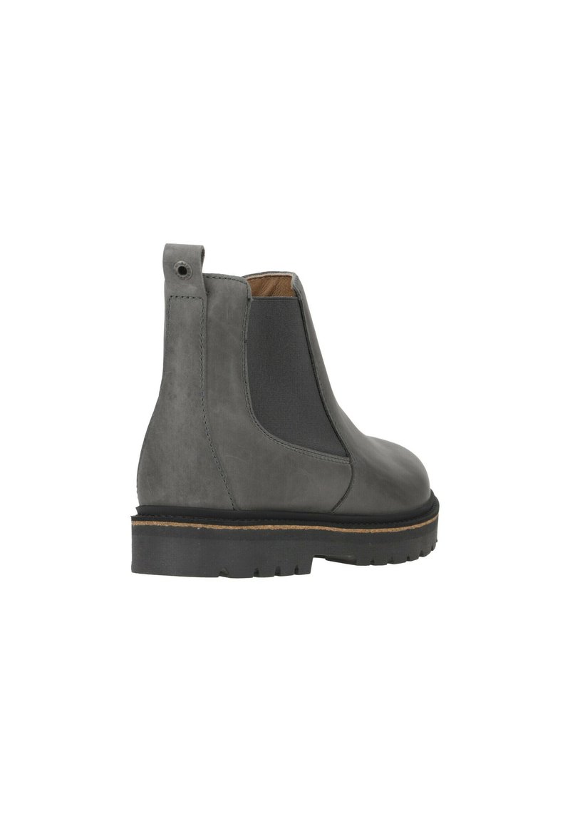 Grijze leren Chelsea boot met elastische zijkanten, trekhaak, ronde neus en rubberen zool met een gestructureerd profiel voor grip.