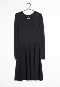 Svart långärmad klänning med rund halsringning, texturerad bodice och plisserad A-linje kjol. Har samlade detaljer på axlarna.