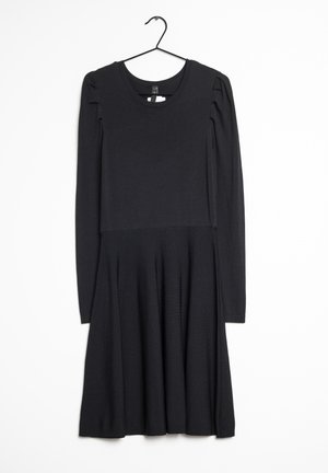 Schwarzes Langarmkleid mit rundem Ausschnitt, strukturiertem Oberteil und plissiertem A-Linien-Rock. Mit gerafften Akzenten an den Schultern.