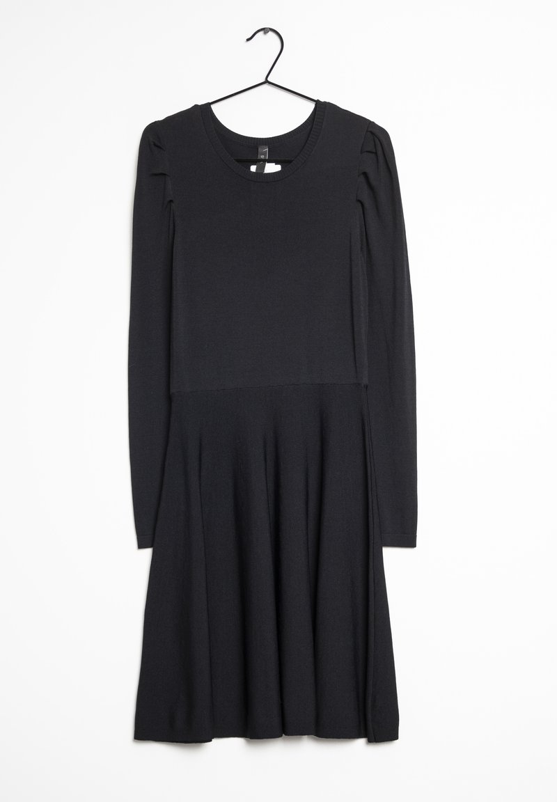 Svart långärmad klänning med rund halsringning, texturerad bodice och plisserad A-linje kjol. Har samlade detaljer på axlarna.