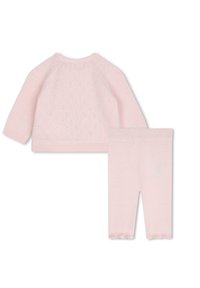 Maglione rosa a maglia con maniche raglan e piccoli punti in rilievo, abbinato a leggings rosa coordinati con una vita morbida.
