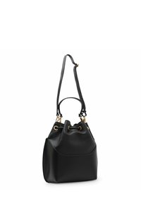 Bolso de cuero negro tipo cubo con cierre de cordón, detalles en dorado, una sola correa para el hombro y una textura suave.