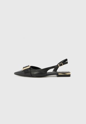 Mustast nahast slingback korterid terava ninaga, kuldse metallist aksessuaari ja väikese ploki kontsaga. Omab avatud kontsa ja reguleeritavat rihma.