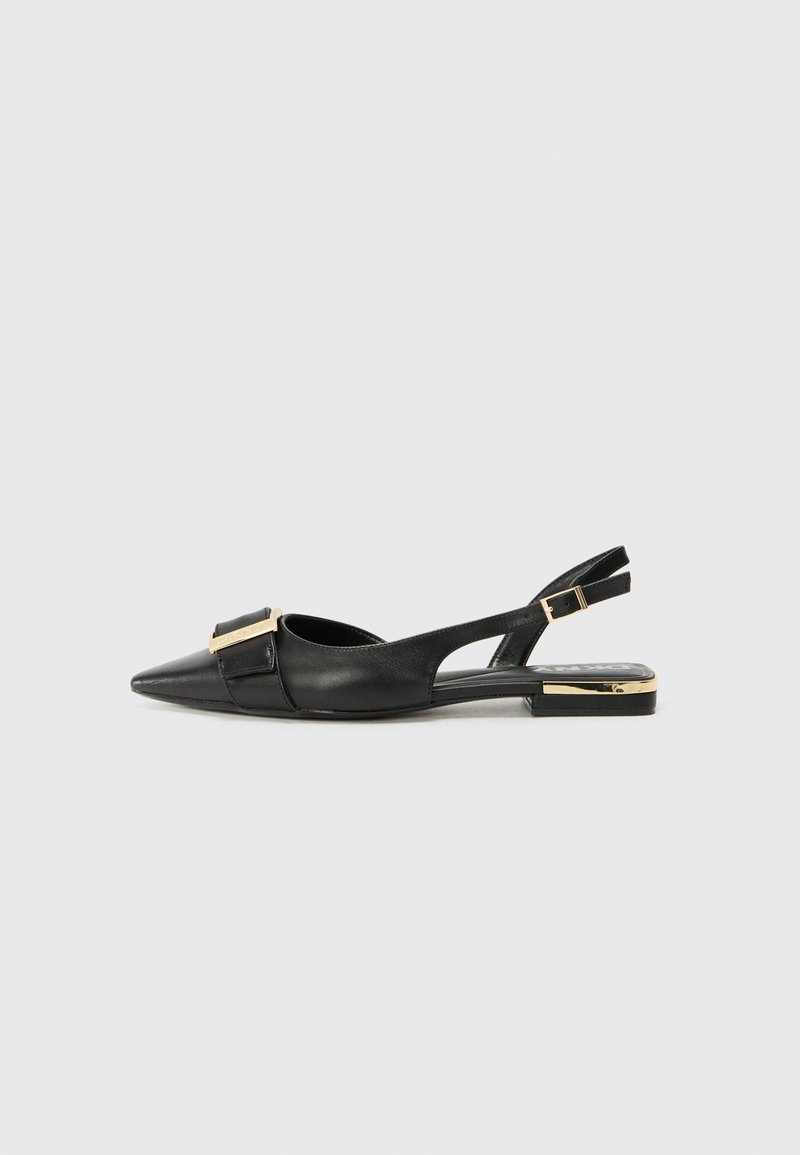 Juodi odiniai slingback balerinos su smailiu nosiu, auksiniu akcentu ir mažais blokiniais kulniukais. Turi atvirą kulną ir reguliuojamą dirželį.