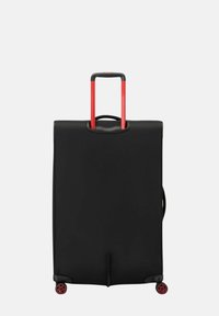 Valigia nera con superficie liscia, dotata di una maniglia telescopica rossa e ruote nere con accenti rossi. Design semplice e rettangolare.