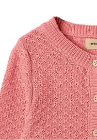 Rózsaszín kötött kardigán texturált virágmintával, bordázott kerek nyakkivágással és bézs gombokkal az elülső patenton.